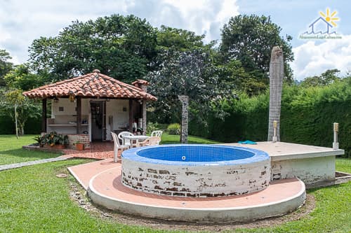 Jacuzzi, finca 0001 en el Lago Calima