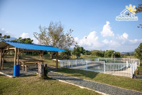 Piscina del condominio, finca 0001 en el Lago Calima